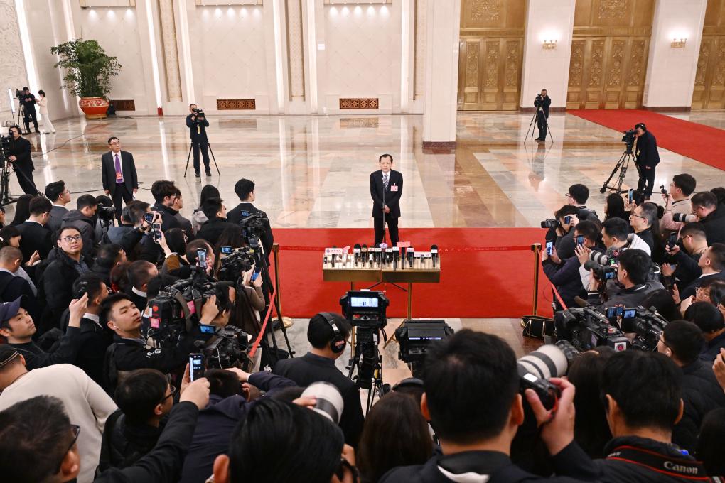 3月5日，第十四屆全國人民代表大會第三次會議首場“部長通道”集中采訪活動在北京人民大會堂舉行。這是交通運輸部部長劉偉接受媒體采訪。 新華社記者 陳曄華 攝