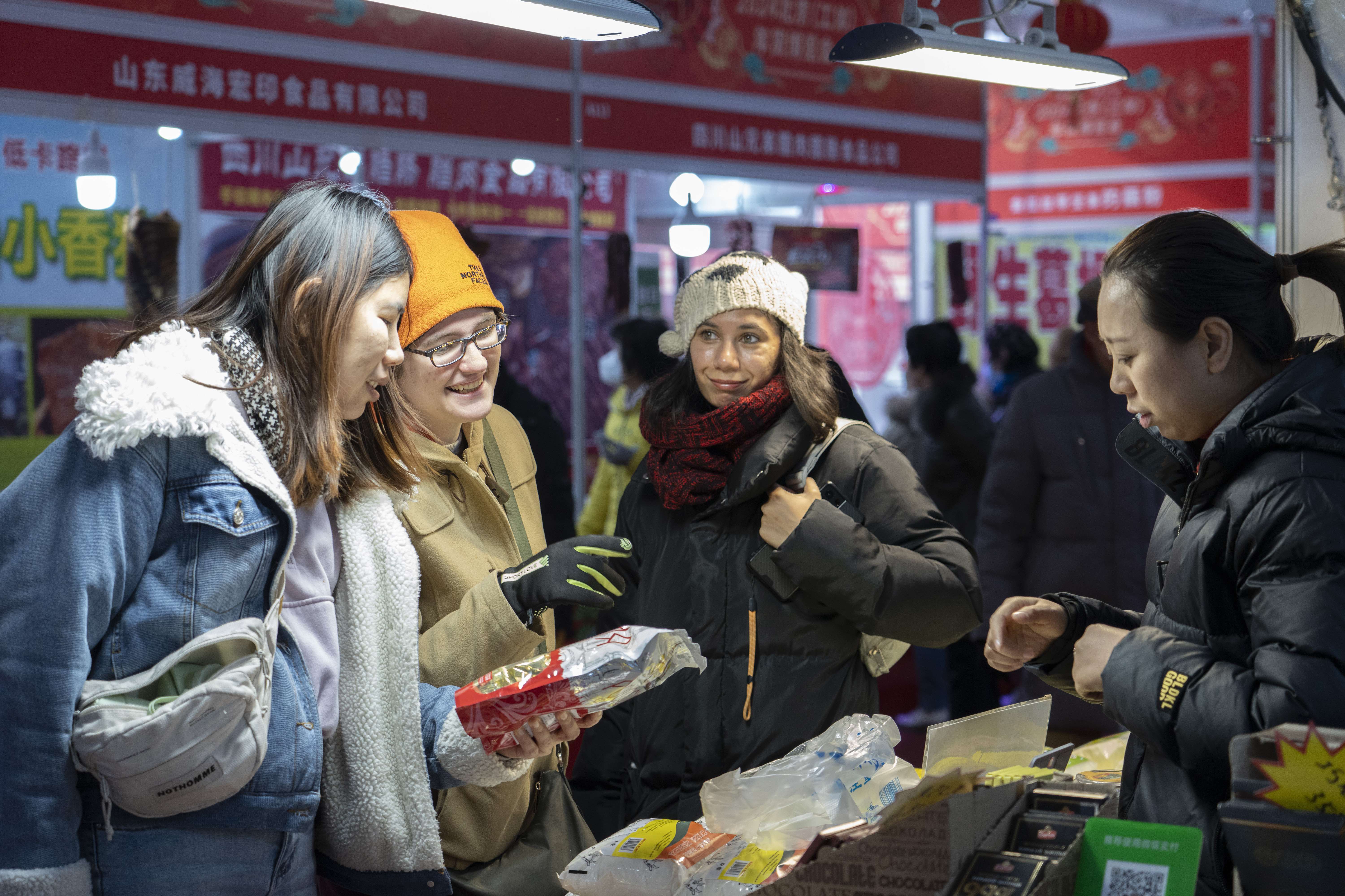 提振消費——2024年2月4日，消費者在北京工體年貨博覽會選購商品。 康書源 攝.jpg