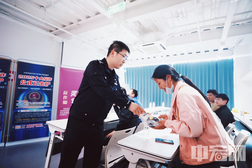 4月29日，昌平公安分局七里渠派出所聯合昌平區反詐中心走進北京科技職業學院、IT昌數公寓，開展專題宣講。活動中，反詐民警結合青年人易被詐騙案例類型，如刷單返利、冒充客服、虛假交易、網絡交友詐騙等，通過真實案例，以“解剖式”分析揭露詐騙話術的漸進滲透過程，筑牢師生、企業防詐“心防”，守護校園、企業安全。