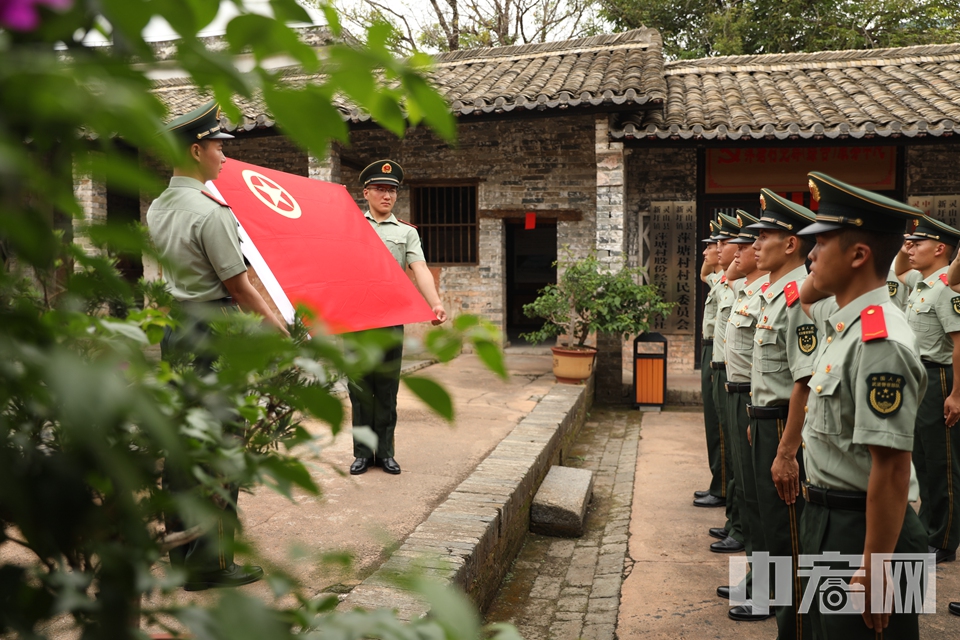 临近五四青年节，武警广西总队钦州支队走进灵山县萍塘革命英雄纪念馆，组织开展“传承五四精神 凝聚奋进力量”主题团日活动，通过参观革命旧址、重温入团誓词、阅读红色经典书籍、聆听红色故事等活动，引导官兵们感悟思想伟力、凝聚奋进力量。图为重温入团誓词。 王超智 摄