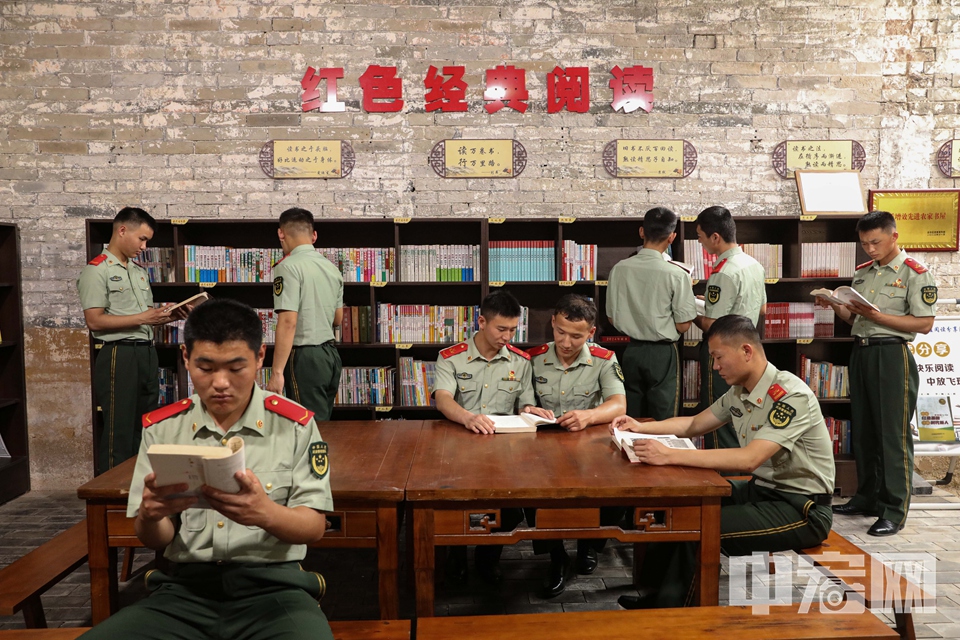阅读红色经典书籍。 廖涛 摄
