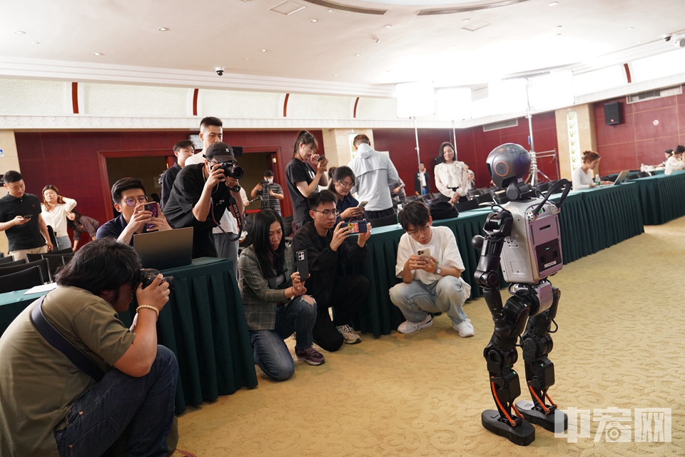 5月7日，北京市人民政府新聞辦公室舉行2025世界機器人大會、2025世界人形機器人運動會新聞發(fā)布會。據(jù)了解，世界人形機器人運動會將于8月15日至17日在國家體育場和國家速滑館舉辦，這是全球首個為人形機器人組織的綜合性競技賽事。