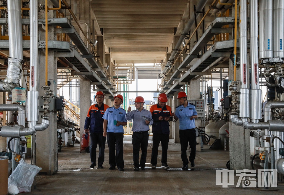 5月11日，山东省临沂市郯城县公安局经济开发区派出所民警深入辖区化工企业进行安全检查。 李结义 摄