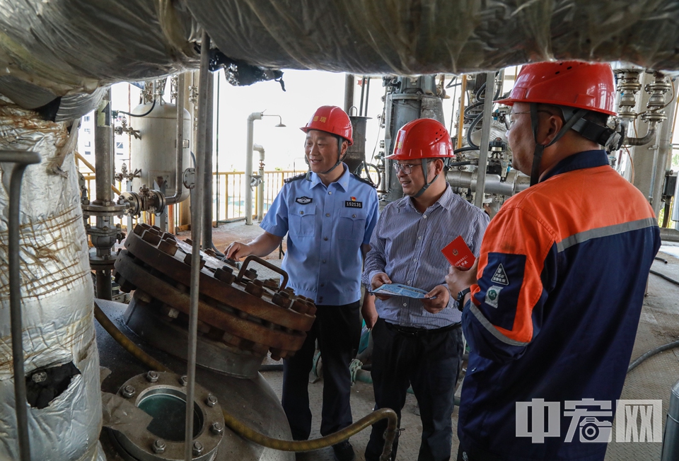 5月11日，山东省临沂市郯城县公安局经济开发区派出所民警深入辖区化工企业进行安全检查。 李结义 摄