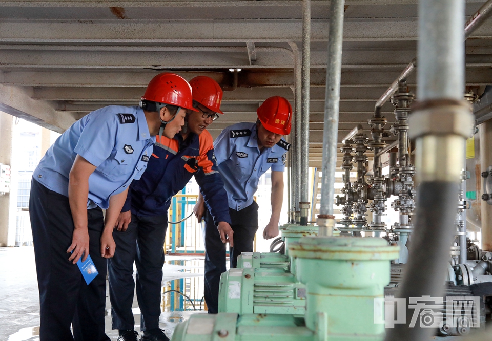 5月11日，山东省临沂市郯城县公安局经济开发区派出所民警深入辖区化工企业进行安全检查。 李结义 摄