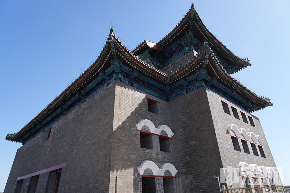 箭楼为重檐歇山顶、灰筒瓦绿琉璃剪边。上下共四层，东、南、西三面开箭窗94个，供对外射箭用。箭楼面阔七间，宽62米，北出抱厦五间，宽42米，楼高24米，门两重，前为吊落式闸门（即千斤闸），后为对开铁叶大门。 中宏网记者 富宇 摄