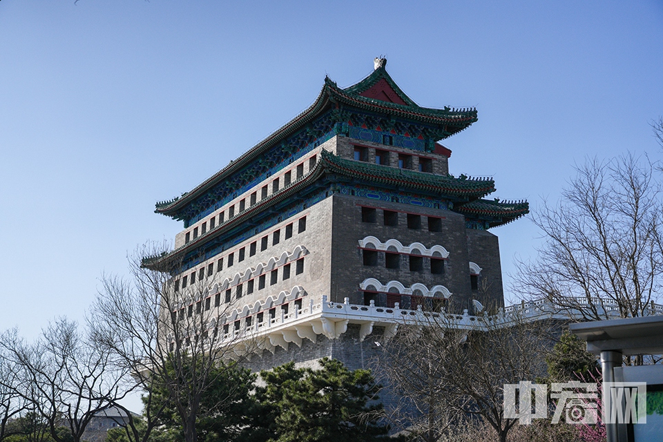 正阳门箭楼建筑形式为砖砌堡垒式，城台高12米，门洞为五伏五券拱券式，开在城台正中，是内城九门中唯一箭楼开门洞的城门，专走龙车凤辇。 中宏网记者 富宇 摄