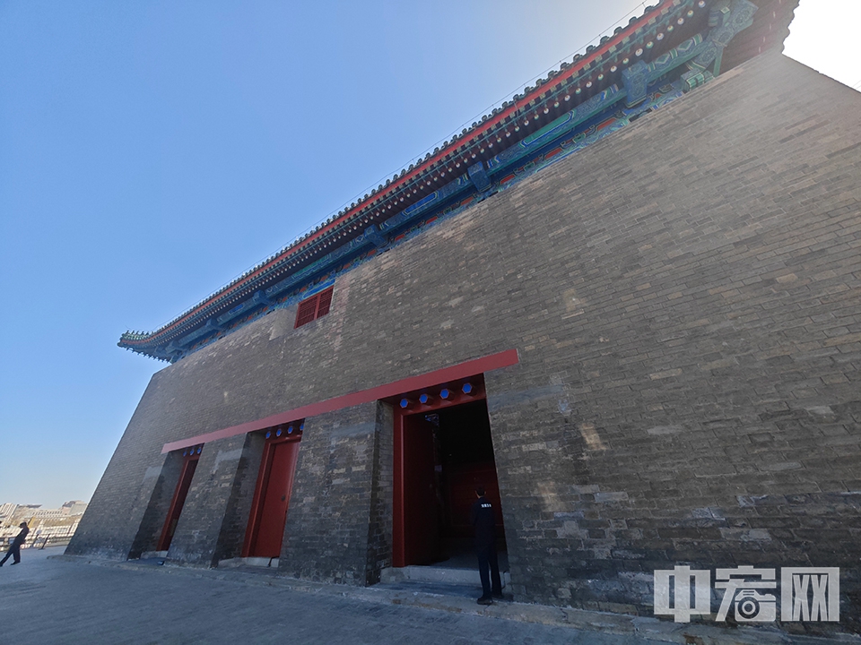 正阳门箭楼是北京老城城垣结构的标志性建筑，其体量宏伟高大，是前门地区的景观制高点，向南可遥望永定门。清乾隆四十五年（1780年），道光二十九年（1849年），箭楼两度失火被毁。 中宏网记者 富宇 摄