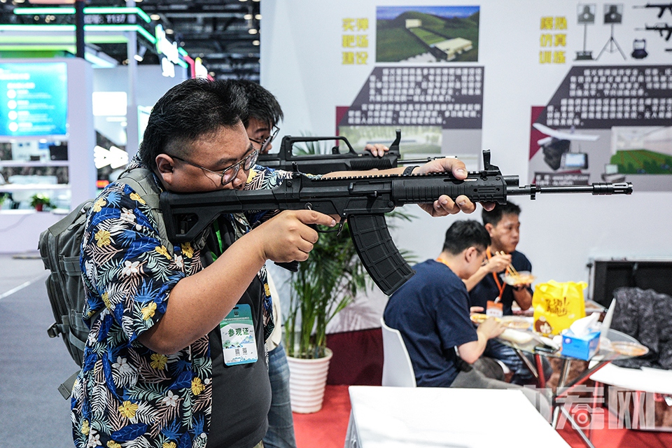觀眾體驗(yàn)輕武器模擬射擊。 中宏網(wǎng)記者 富宇 攝