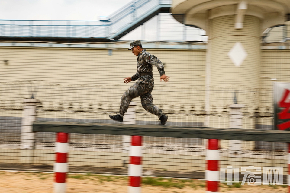 官兵通过400米障碍独木桥。 王超智 摄