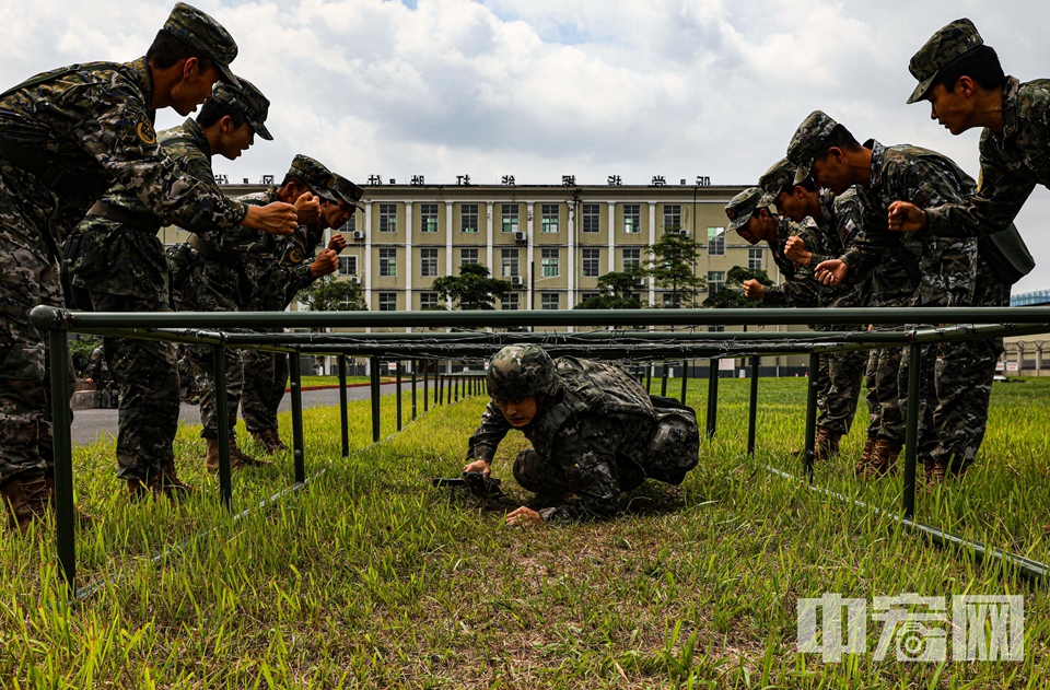 官兵进行战术基础动作训练。 王超智 摄