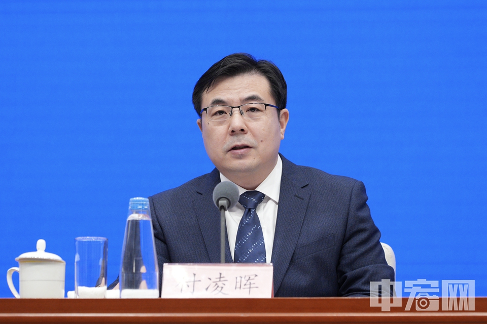 付凌晖介绍，4月份，全国规模以上工业增加值同比增长6.1%，环比增长0.22%。1-4月份，全国规模以上工业增加值同比增长6.4%。4月份，制造业采购经理指数为49.0%，企业生产经营活动预期指数为52.1%。 中宏网记者 富宇 摄