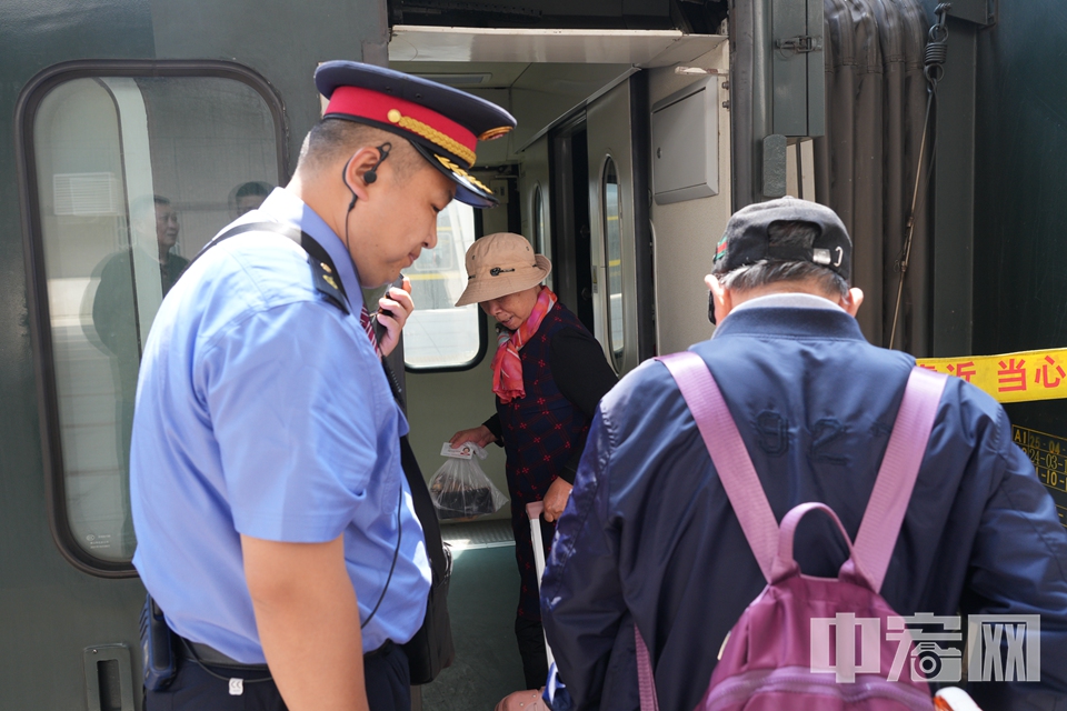 此次開行的“心連心·京藏號”2025年旅游列車，堪稱是為老年群體精心定制的一場文旅盛宴。在路線規劃上，充分考慮了老年人的旅游偏好和各地文旅特色，將青海、西藏等地的5個5A、5個4A、3個3A級自然與人文景觀串聯起來，布達拉宮的莊嚴肅穆、羅布林卡的精致典雅、雅魯藏布大峽谷的雄渾壯闊、羊卓雍措的湛藍湖水、青海湖的浩瀚無垠、茶卡鹽湖的夢幻之美，都被納入其中，讓老年游客一次出行，便能領略到多地區的精華景致。 中宏網記者 富宇 攝