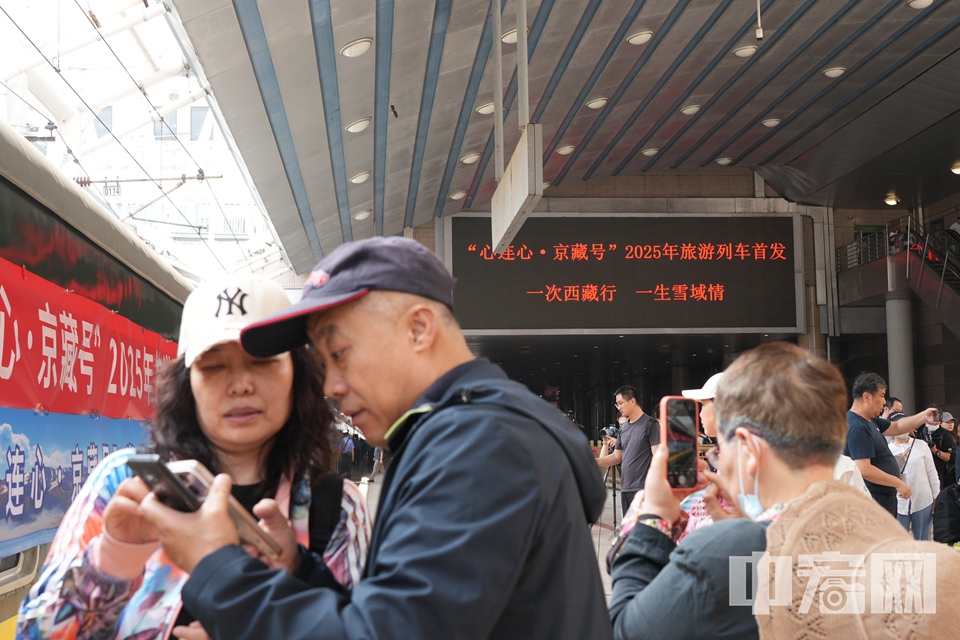 據國鐵北京局中鐵旅集團旅游分公司業務經理趙華穎介紹，本次共有400余名老年乘客報名參團。為滿足老年群體在食、住、行、游、購、娛等方面的差異化需求，他們在產品設計上頗費心思。“在住宿安排上，我們選擇了具有當地特色且安靜舒適的酒店，確保老人們能得到良好的休息。餐飲方面，除了提供地道的西北特色菜肴，還考慮到來自全國各地游客的口味差異，準備了豐富多樣的菜品。”趙華穎說，“行程安排上，充分考慮老年人的體力，避免行程過于緊湊，留出足夠的休息時間，讓老人們能悠閑地享受旅程。” 中宏網記者 富宇 攝
