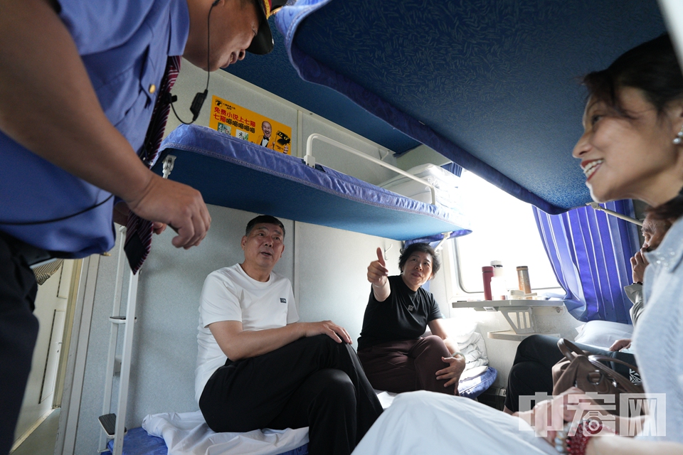 T175次列車長劉杰問候旅客并詢問旅客需求。 中宏網記者 富宇 攝