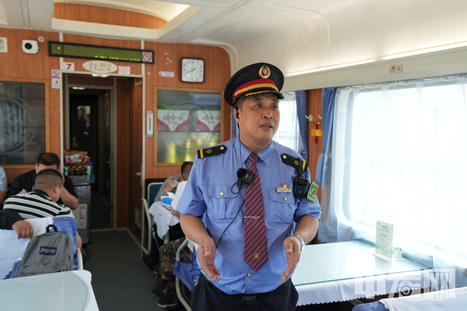 據北京西至西寧T175次列車長劉杰介紹，針對銀發游客人數較多的情況，特別為年長游客配備了血壓儀、針線包、充電器等實用物品。廣播室配備了自動體外除顫儀（AED）。 中宏網記者 富宇 攝
