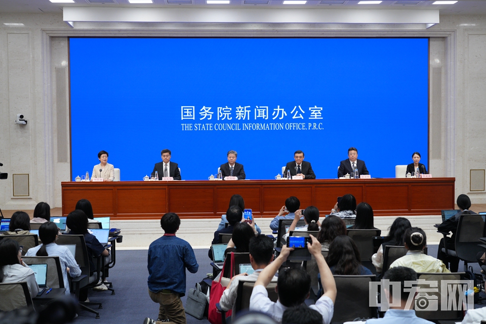 国务院新闻办公室5月20日上午举行新闻发布会，请住房城乡建设部副部长秦海翔、自然资源部总规划师张兵、国家发展改革委固定资产投资司负责人赵成峰、财政部经济建设司司长郭方明、金融监管总局统计与风险监测司司长廖媛媛介绍《关于持续推进城市更新行动的意见》有关情况，并答记者问。 中宏网记者 富宇 摄