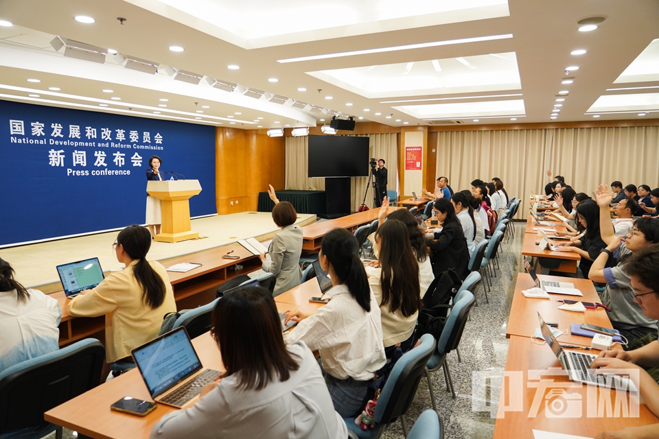 5月20日上午，國家發(fā)展改革委召開5月份新聞發(fā)布會。國家發(fā)展改革委政策研究室副主任、委新聞發(fā)言人李超介紹，近期，國家發(fā)展改革委會同商務部、市場監(jiān)管總局聯(lián)合啟動市場準入壁壘清理整治行動，目的是全面清理和廢除妨礙市場準入的各種不合理規(guī)定和做法，讓“非禁即入”落地生根。