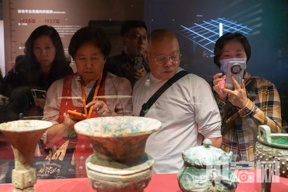 5月19日，“看·见殷商”展在北京大运河博物馆正式拉开帷幕。展览汇集全国28家考古文博单位的珍贵文物338件（套），分为“有册有典”“青铜高峰”“居中衍大”“式范后世”四部分，全面展示殷商文化的辉煌灿烂。展览展期自5月19日至10月12日。