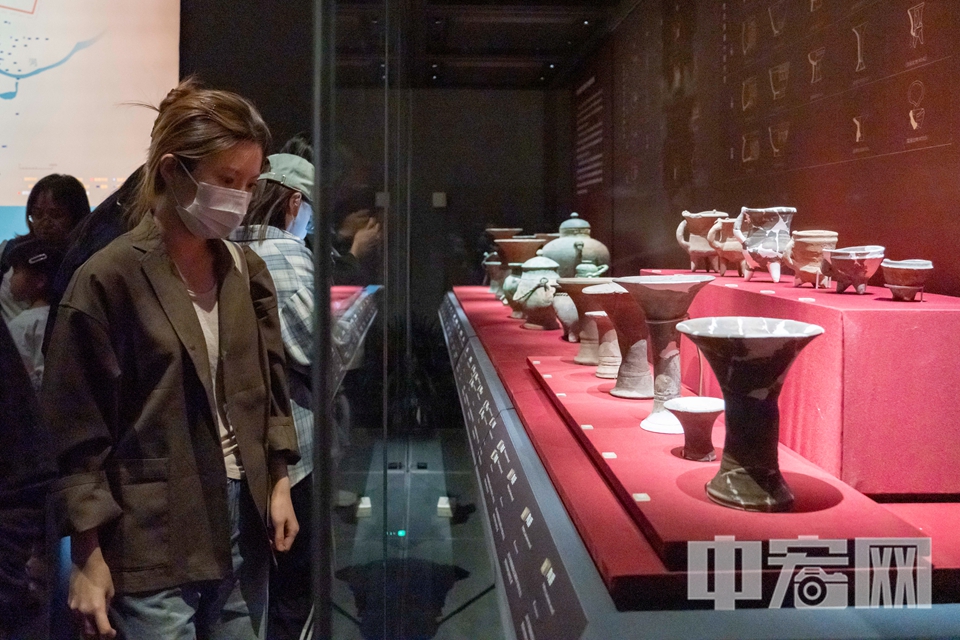 5月19日，“看·见殷商”展在北京大运河博物馆正式拉开帷幕。展览汇集全国28家考古文博单位的珍贵文物338件（套），分为“有册有典”“青铜高峰”“居中衍大”“式范后世”四部分，全面展示殷商文化的辉煌灿烂。展览展期自5月19日至10月12日。