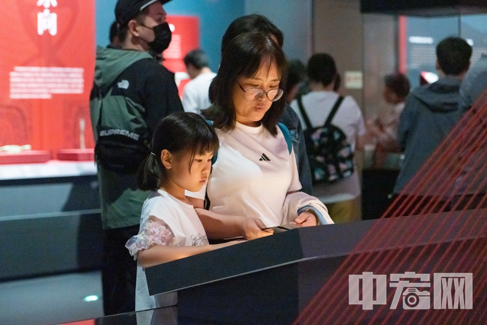 5月19日，“看·见殷商”展在北京大运河博物馆正式拉开帷幕。展览汇集全国28家考古文博单位的珍贵文物338件（套），分为“有册有典”“青铜高峰”“居中衍大”“式范后世”四部分，全面展示殷商文化的辉煌灿烂。展览展期自5月19日至10月12日。