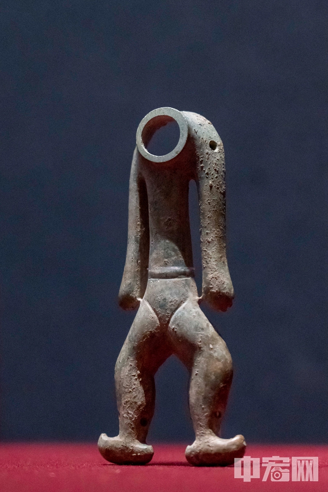 5月19日，“看·见殷商”展在北京大运河博物馆正式拉开帷幕。展览汇集全国28家考古文博单位的珍贵文物338件（套），分为“有册有典”“青铜高峰”“居中衍大”“式范后世”四部分，全面展示殷商文化的辉煌灿烂。展览展期自5月19日至10月12日。
