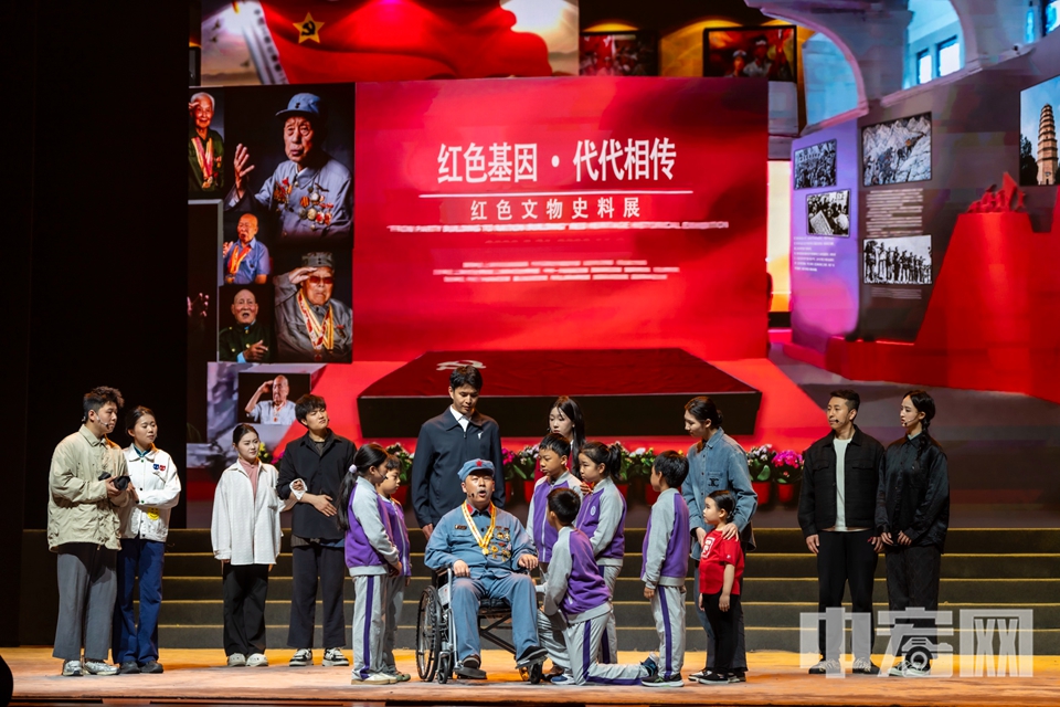 剧中孩子们在听红军爷爷（李金龙饰演）讲述当年的故事.jpg