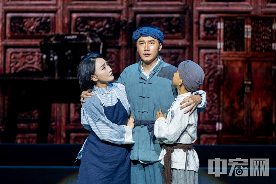 潘行义（李泰饰演） 长征前与家人告别.jpg