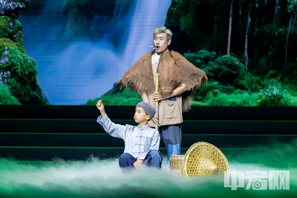 宋大爹（黄延明饰演）带潘冬子执行任务途中.jpg