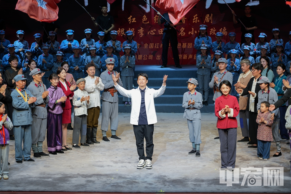 总导演易宏宇代表此次公益演出全体演职人员对观众表示感谢.jpg