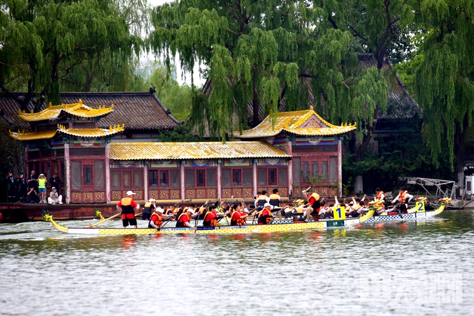 廿四載風(fēng)云激蕩，大明湖破浪爭(zhēng)鋒。明湖龍舟賽作為濟(jì)南獨(dú)有的民俗文化盛會(huì)，目前已舉辦二十四年，是江北地區(qū)歷史最悠久的龍舟賽事。 王平 攝