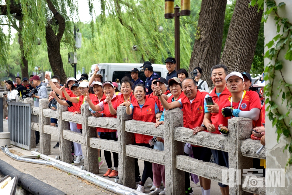 本届龙舟赛由来自山东全省的龙舟队伍上演巅峰较量，一较高下。 王平 摄