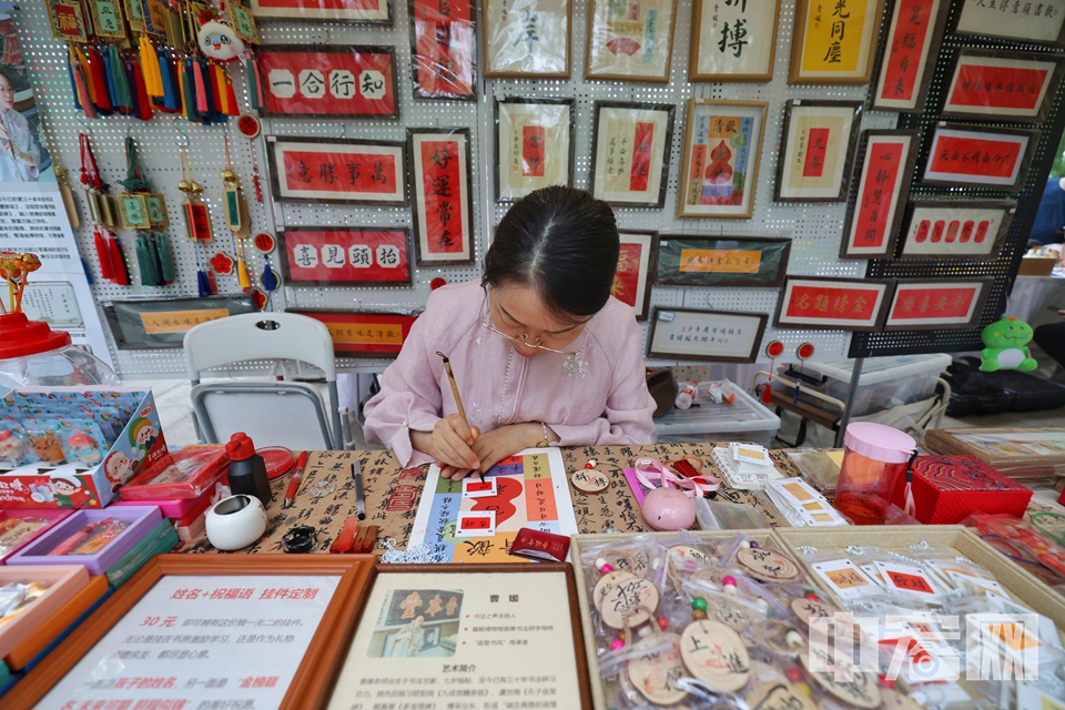5月31日，2025圓明園端午文化活動打造了集傳統民俗、非遺手作、歷史文化、沉浸體驗、創意市集于一體的多元雅集。邀市民游客走進圓明園，看龍舟激越、賞漢服樂舞、傳非遺文化、感東方美學。 陳碩 攝