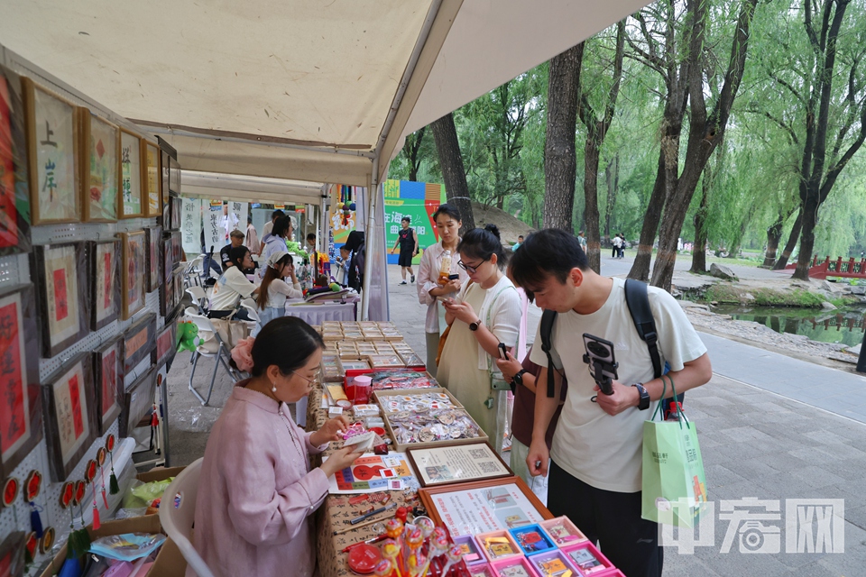 5月31日，2025圓明園端午文化活動打造了集傳統(tǒng)民俗、非遺手作、歷史文化、沉浸體驗、創(chuàng)意市集于一體的多元雅集。邀市民游客走進圓明園，看龍舟激越、賞漢服樂舞、傳非遺文化、感東方美學。 陳碩 攝