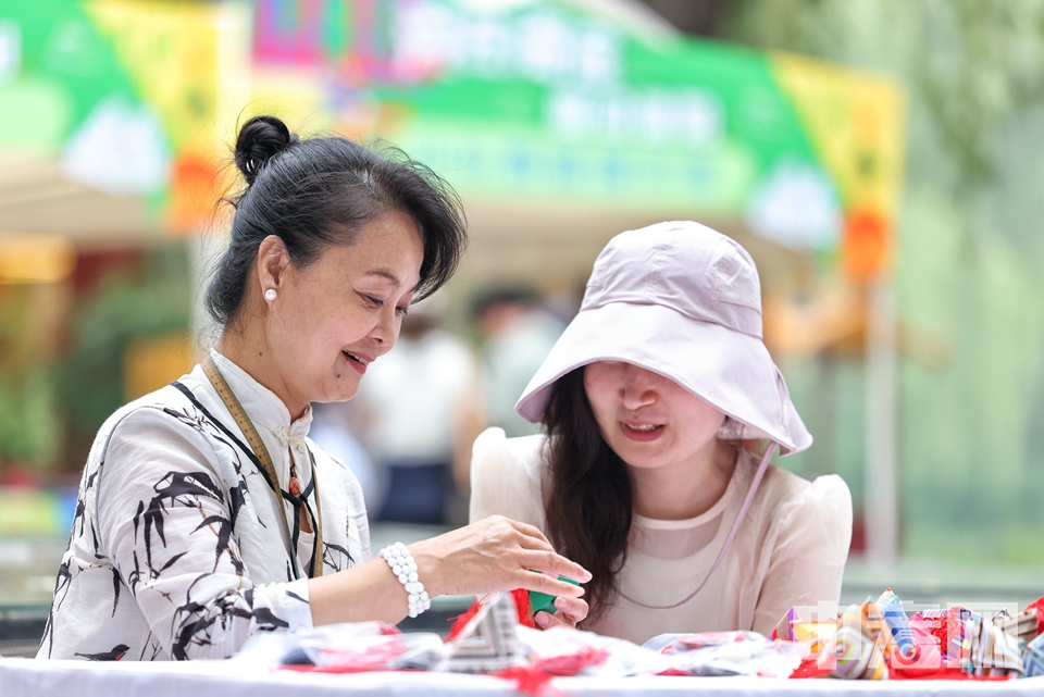 5月31日，2025圆明园端午文化活动打造了集传统民俗、非遗手作、历史文化、沉浸体验、创意市集于一体的多元雅集。邀市民游客走进圆明园，看龙舟激越、赏汉服乐舞、传非遗文化、感东方美学。 陈硕 摄