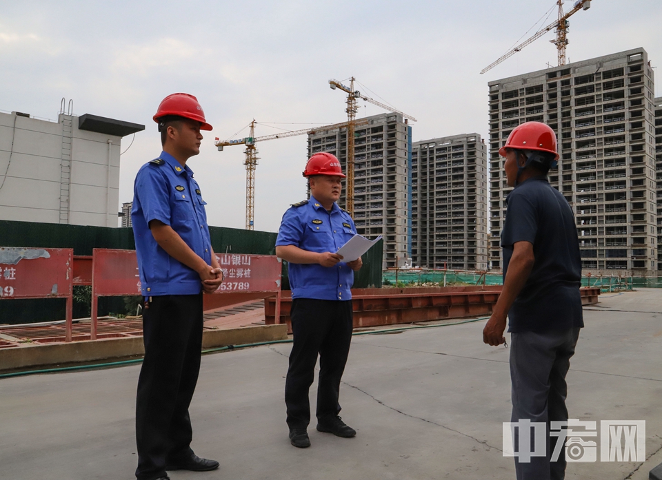 高考臨近，山東省臨沂市郯城縣“禁噪聲 護(hù)高考”行動(dòng)全面展開，執(zhí)法人員將對(duì)影響高考的違規(guī)施工、噪聲超標(biāo)單位進(jìn)行走訪勸導(dǎo)。同時(shí)開通“高考噪聲”舉報(bào)電話，實(shí)行24小時(shí)值班制度，確保考生有一個(gè)安靜的學(xué)習(xí)環(huán)境。 李結(jié)義 攝