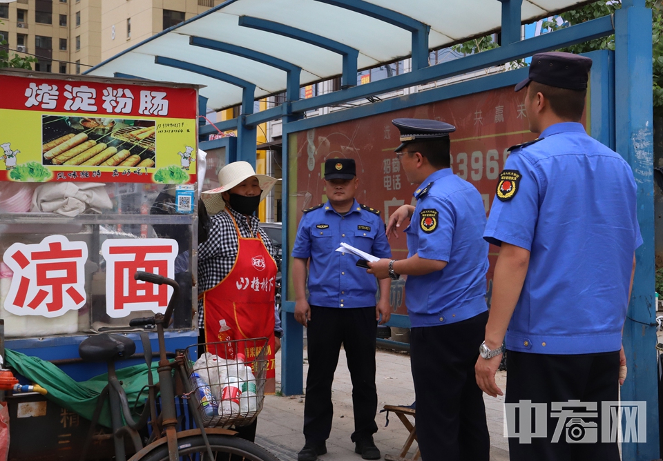 6月3日，山東省臨沂市郯城縣綜合執法人員對一個高考考點附近的流動商販進行勸導。 李結義 攝