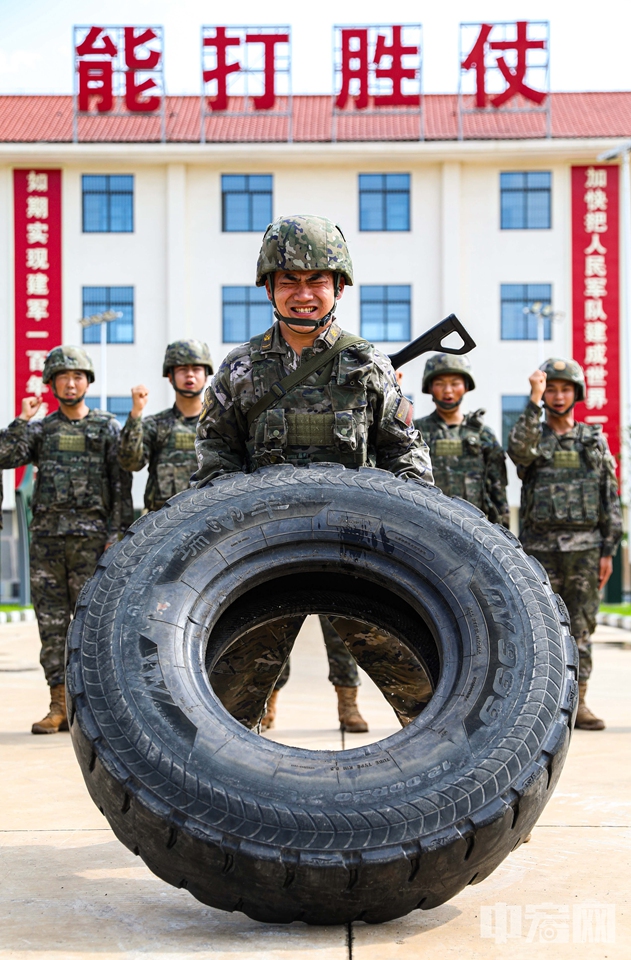 圖為官兵進行基礎體能訓練。王超智 攝