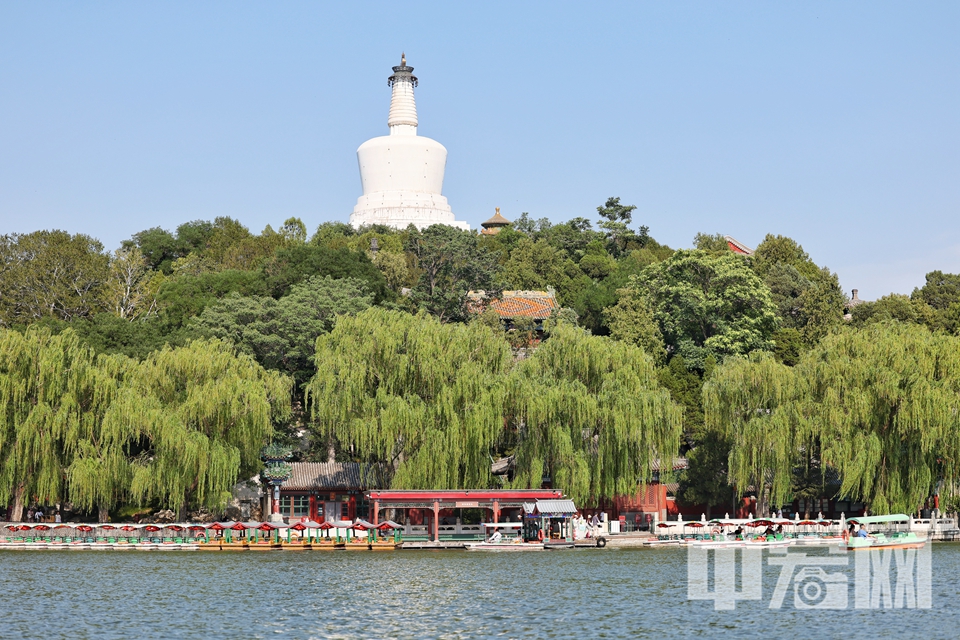 6月8日，北京迎来晴好天气，湛蓝的天空与明媚的阳光为市民的周末出游增添了无限惬意。在著名的北海公园，清澈的湖面上泛着粼粼波光，游船如织，欢声笑语不断，经典歌曲《让我们荡起双桨》中描绘的场景在此生动重现。陈硕 摄