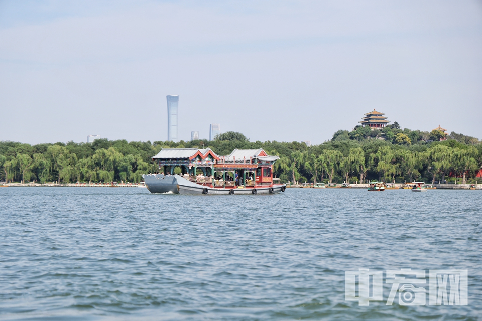 6月8日，北京迎来晴好天气，湛蓝的天空与明媚的阳光为市民的周末出游增添了无限惬意。在著名的北海公园，清澈的湖面上泛着粼粼波光，游船如织，欢声笑语不断，经典歌曲《让我们荡起双桨》中描绘的场景在此生动重现。陈硕 摄