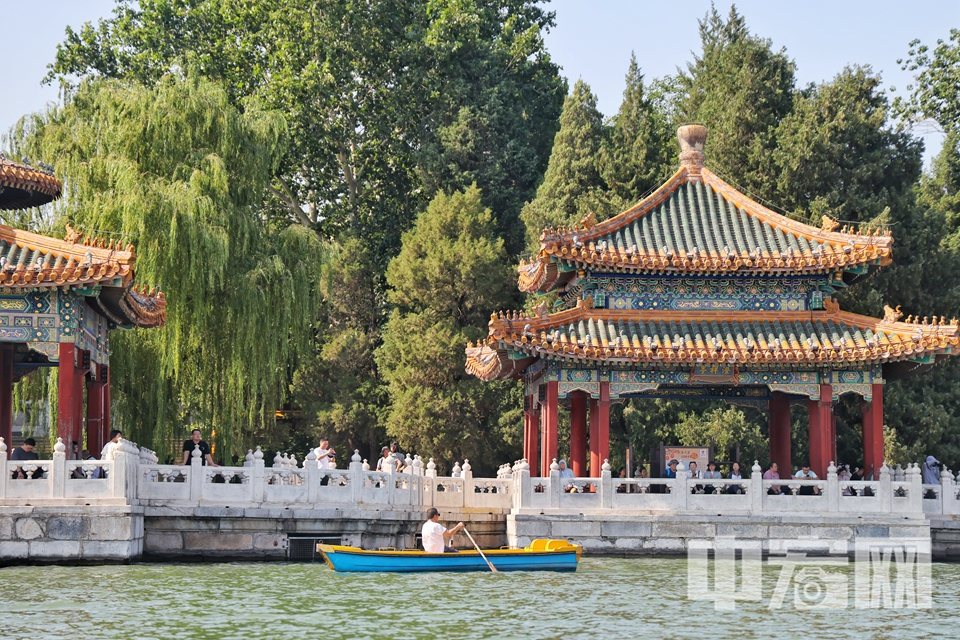 6月8日，北京迎來晴好天氣，湛藍的天空與明媚的陽光為市民的周末出游增添了無限愜意。在著名的北海公園，清澈的湖面上泛著粼粼波光，游船如織，歡聲笑語不斷，經典歌曲《讓我們蕩起雙槳》中描繪的場景在此生動重現。陳碩 攝