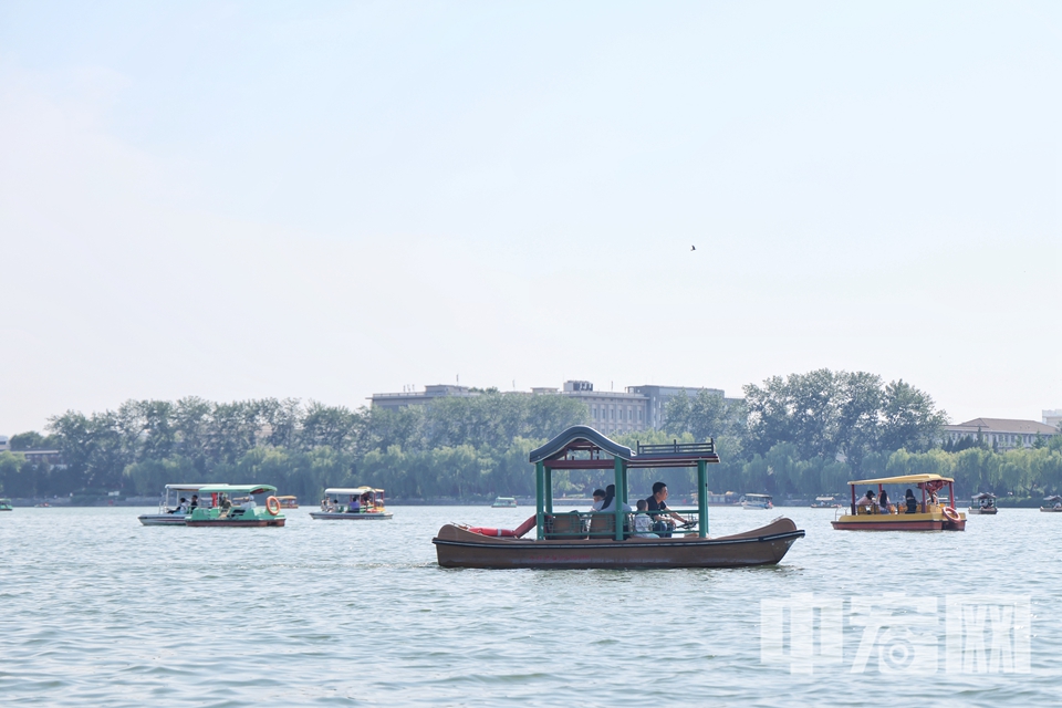 6月8日，北京迎來(lái)晴好天氣，湛藍(lán)的天空與明媚的陽(yáng)光為市民的周末出游增添了無(wú)限愜意。在著名的北海公園，清澈的湖面上泛著粼粼波光，游船如織，歡聲笑語(yǔ)不斷，經(jīng)典歌曲《讓我們蕩起雙槳》中描繪的場(chǎng)景在此生動(dòng)重現(xiàn)。陳碩 攝