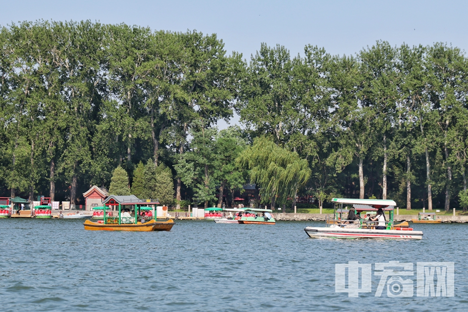 6月8日，北京迎來晴好天氣，湛藍的天空與明媚的陽光為市民的周末出游增添了無限愜意。在著名的北海公園，清澈的湖面上泛著粼粼波光，游船如織，歡聲笑語不斷，經(jīng)典歌曲《讓我們蕩起雙槳》中描繪的場景在此生動重現(xiàn)。陳碩 攝