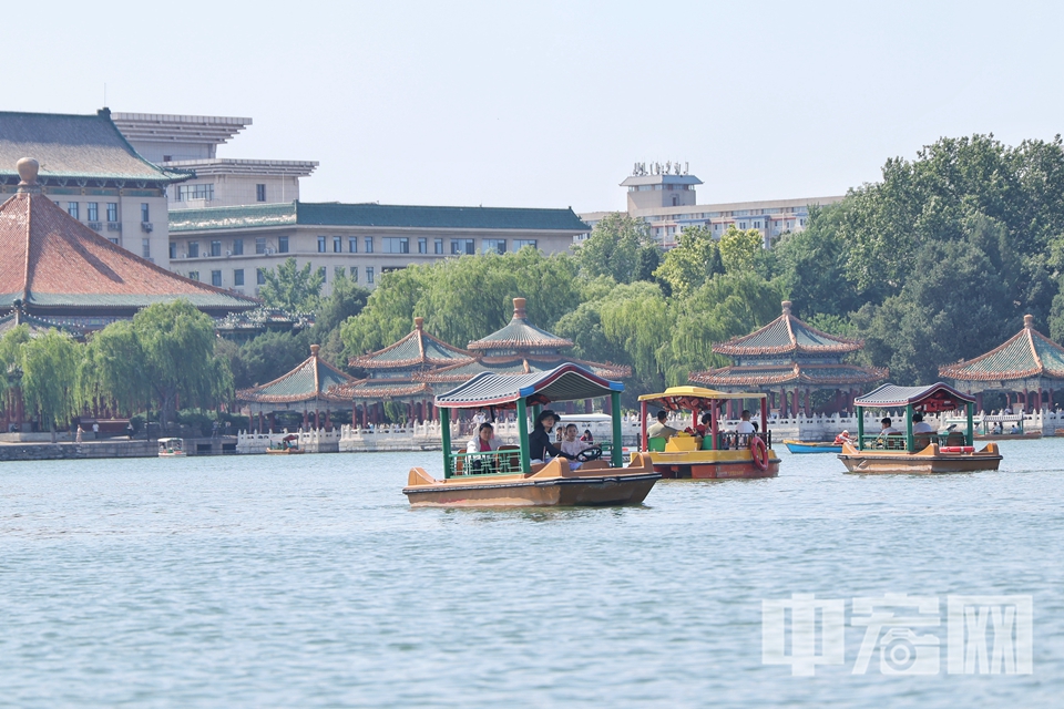 6月8日，北京迎來晴好天氣，湛藍的天空與明媚的陽光為市民的周末出游增添了無限愜意。在著名的北海公園，清澈的湖面上泛著粼粼波光，游船如織，歡聲笑語不斷，經典歌曲《讓我們蕩起雙槳》中描繪的場景在此生動重現。陳碩 攝
