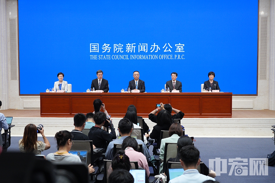 国务院新闻办公室6月12日上午举行新闻发布会，请国家发展改革委副主任李春临，广东省委常委、常务副省长张虎，深圳市委副书记、市长覃伟中，科技部副秘书长苗鸿介绍《关于深入推进深圳综合改革试点深化改革创新扩大开放的意见》有关情况，并答记者问。 中宏网记者 富宇 摄