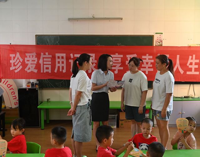 進(jìn)社區(qū)擺攤設(shè)點(diǎn)，開(kāi)展專(zhuān)題宣傳活動(dòng).jpg