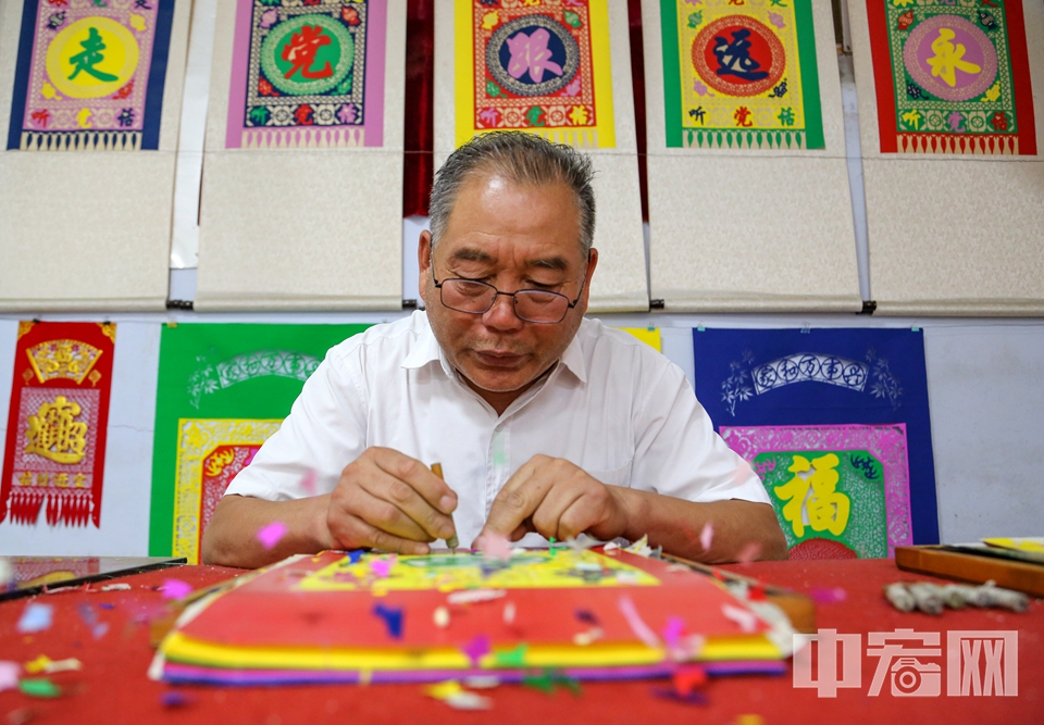 郯城掛門箋，又稱過門箋、門吊子，由五種色彩構成，是人們運用“繪、剪、鑿、套、鑲、貼”等工藝制作而成的一門綜合性剪紙藝術。 李結義 攝
