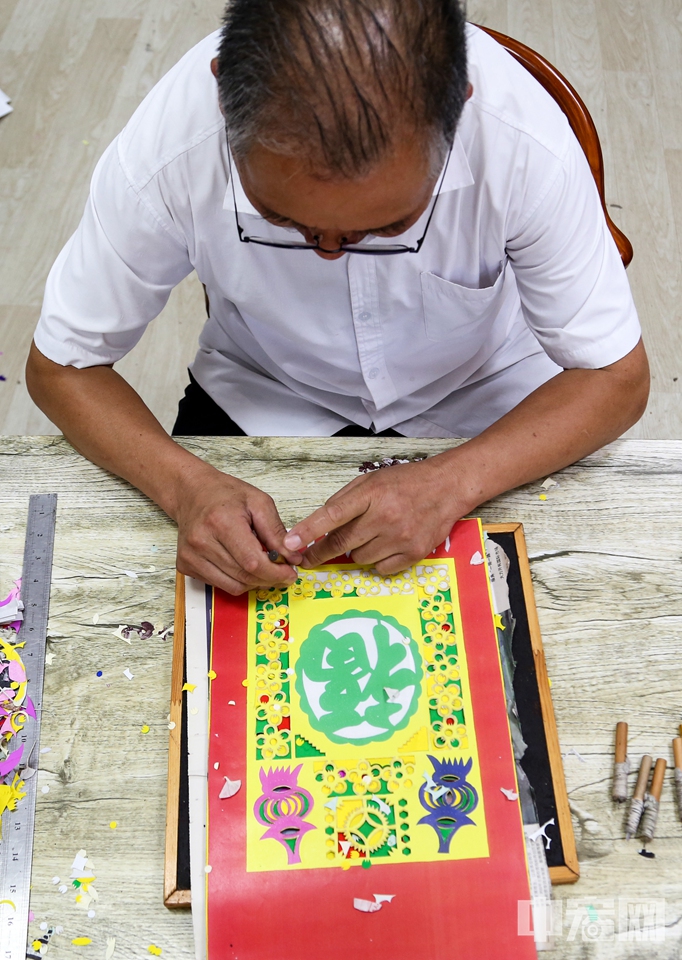 張乃蒼在制作掛門箋。 李結義 攝