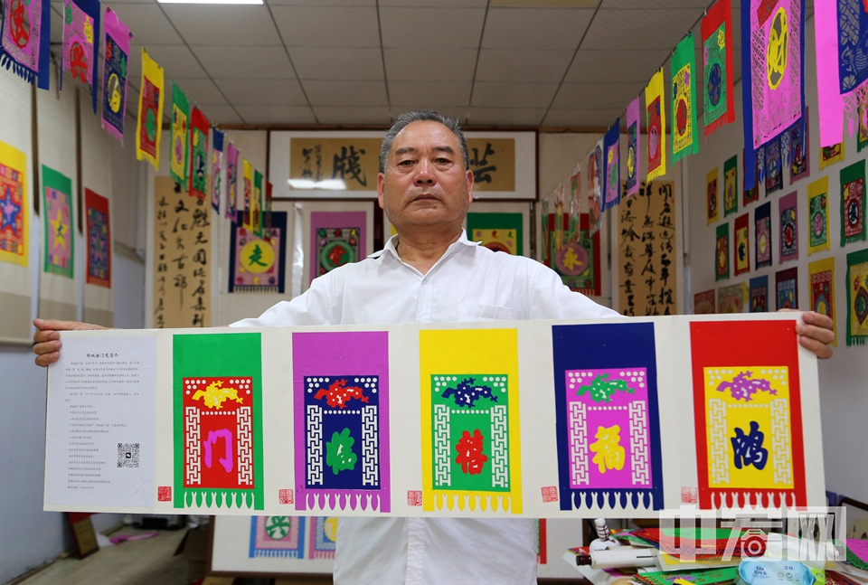 張乃蒼展示制作的掛門箋“五福喜臨門”。 李結義 攝