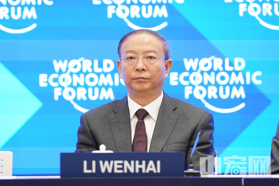 2025年6月24日至26日，世界经济论坛第十六届新领军者年会，即“夏季达沃斯论坛”将在天津举办。在6月17日召开的会前新闻发布会上，国家发展改革委、天津市人民政府、世界经济论坛有关负责人介绍了中外嘉宾参会情况。据悉，本届年会将召集来自90多个国家的1700多名参会者，包括商界、政界、社会组织、国际组织、媒体，和学术界领袖，围绕“新时代企业家精神”这一主题，分享洞见、促进行动，应对共同挑战。